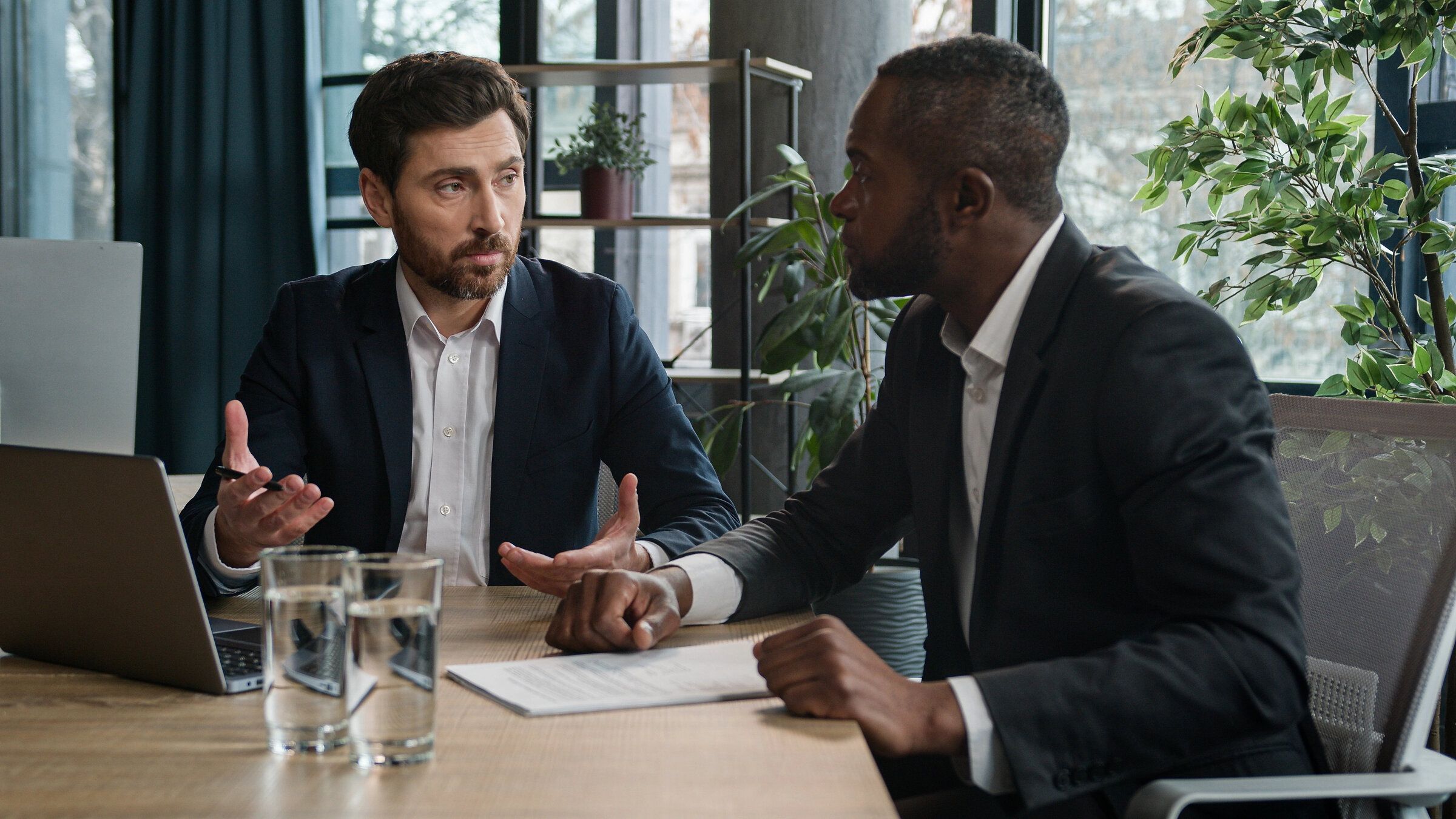 Zwei Geschäftspartner im Gespräch über eine Zusammenarbeit im Büro
